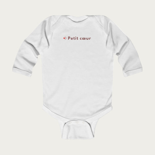Body bébé blanc à manches longues avec l’inscription « Petit cœur », idée cadeau EVJF et mariage, photo produit sur fond clair