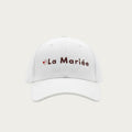 Casquette blanche EVJF avec inscription ‘La Mariée’, accessoire festif pour la future mariée lors d’un enterrement de vie de jeune fille.