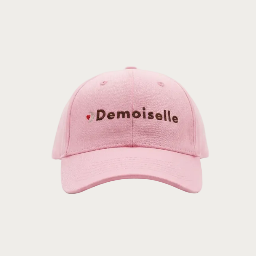 Casquette rose EVJF avec inscription ‘Demoiselle’, accessoire assorti pour les invitées lors d’un enterrement de vie de jeune fille.