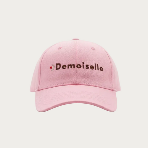 Casquette rose EVJF avec inscription ‘Demoiselle’, accessoire assorti pour les invitées lors d’un enterrement de vie de jeune fille.