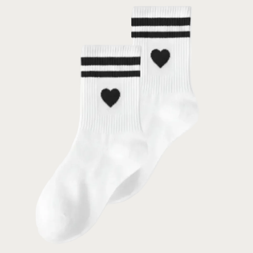 Chaussettes EVJF blanches avec coeur noir et rayures noires, accessoire elegant et tendance pour un enterrement de vie de jeune fille.