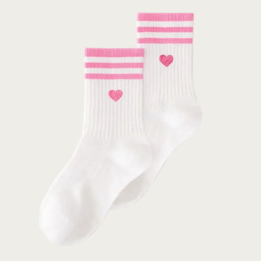 Chaussettes EVJF blanches avec coeur rose et rayures roses, accessoire ideal pour un enterrement de vie de jeune fille.
