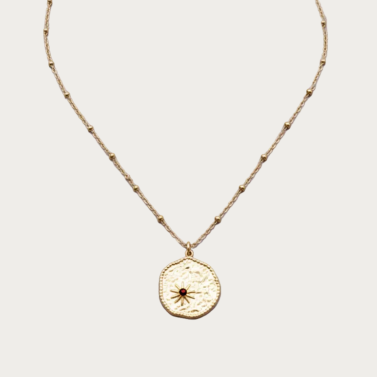 Collier evjf dore avec medaille ronde et pierre rouge idee cadeau enterrement vie jeune fille