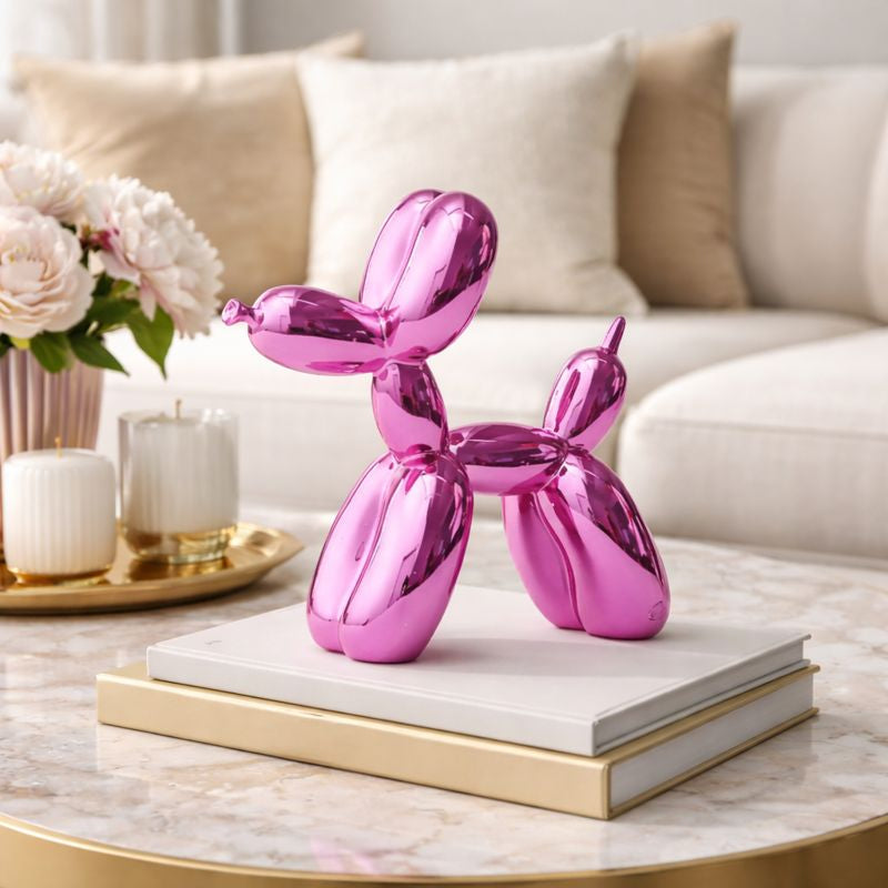 Objet décoratif EVJF en forme de chien ballon rose métallisé posé sur une table basse, décoration tendance et féminine pour enterrement de vie de jeune fille.
