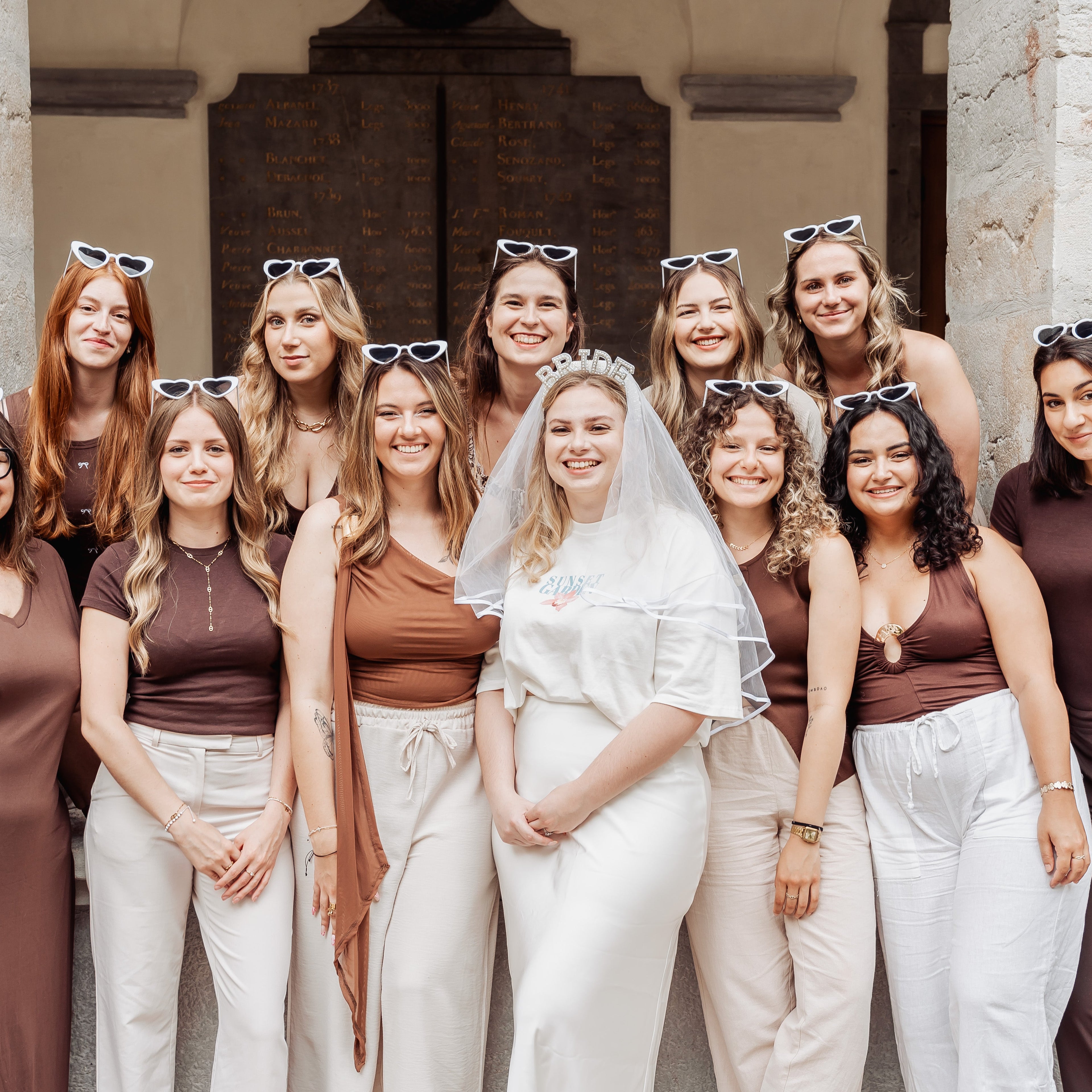 Groupe damies reunies pour un EVJF avec la future mariee portant un voile bride, tenues coordonnees et ambiance conviviale.