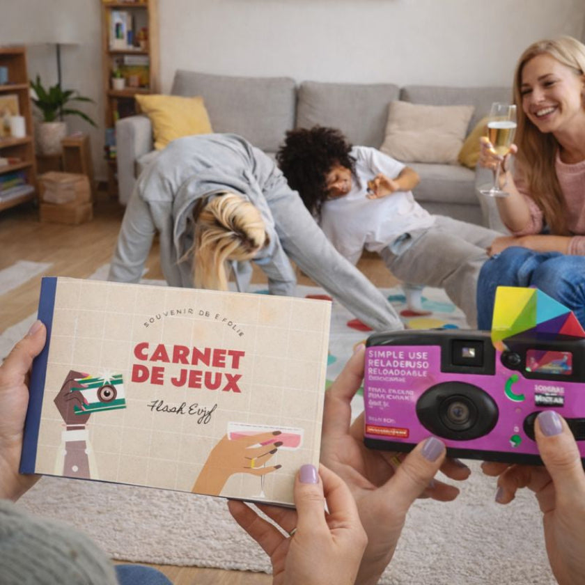 Amies reunies pour un EVJF a la maison jouant a un jeu EVJF avec carnet de jeux et appareil photo, moment convivial et festif.
