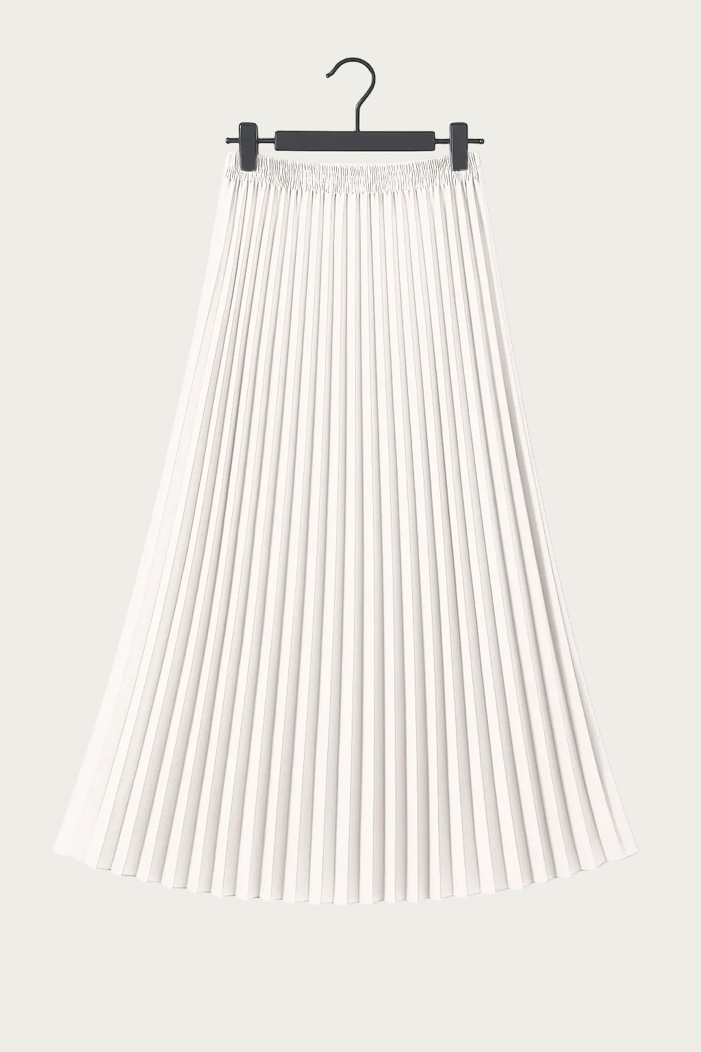 Jupe longue plissée blanche suspendue sur cintre, tenue élégante et fluide idéale pour un look EVJF chic.