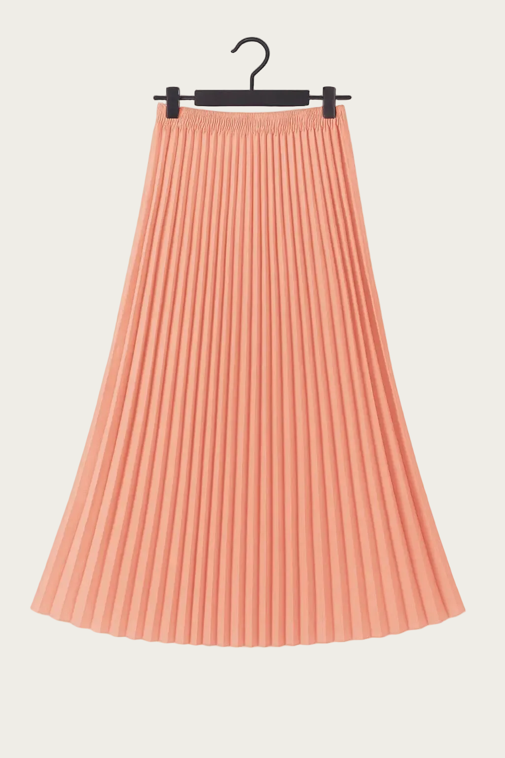 Jupe longue plissée couleur corail suspendue sur cintre, tenue fluide et élégante pour un look EVJF.
