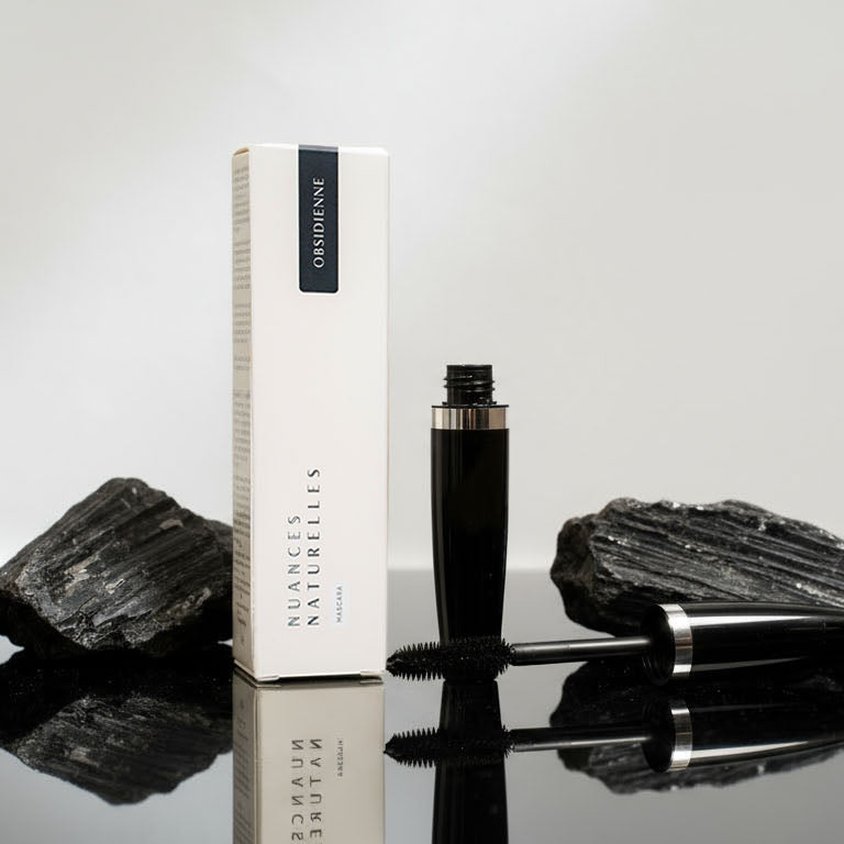 Mascara noir naturel presente avec son emballage, produit de maquillage ideal pour un coffret EVJF ou un cadeau beaute.