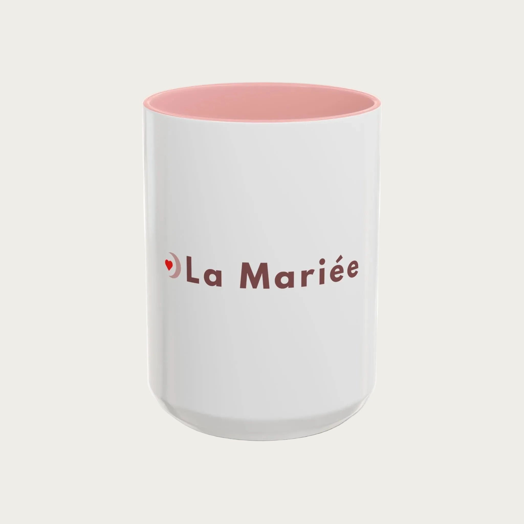 Mug EVJF blanc avec interieur rose et inscription la mariee, tasse pour future mariee lors dun enterrement de vie de jeune fille.