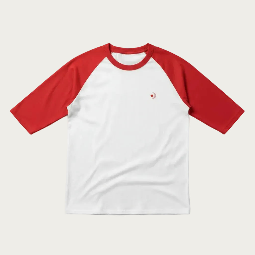 T-shirt EVJF blanc avec manches raglan rouges et petit coeur brode sur la poitrine.