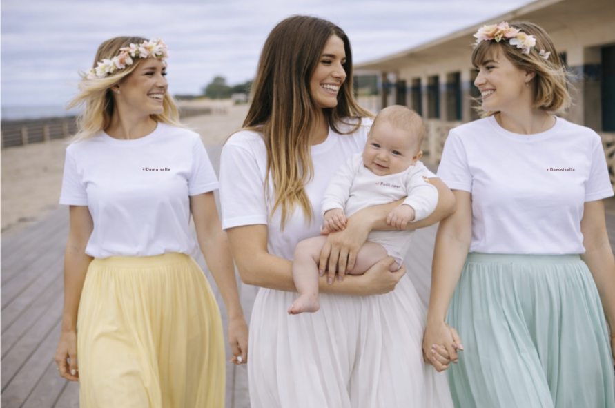 Groupe de femmes portant des t-shirts Demoiselle avec un bebe en body Petit coeur lors d’un EVJF