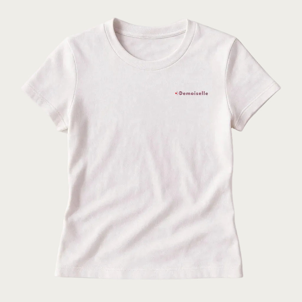 T-shirt blanc EVJF avec inscription ‘Demoiselle’, haut confortable et assorti pour les invitées lors d’un enterrement de vie de jeune fille.