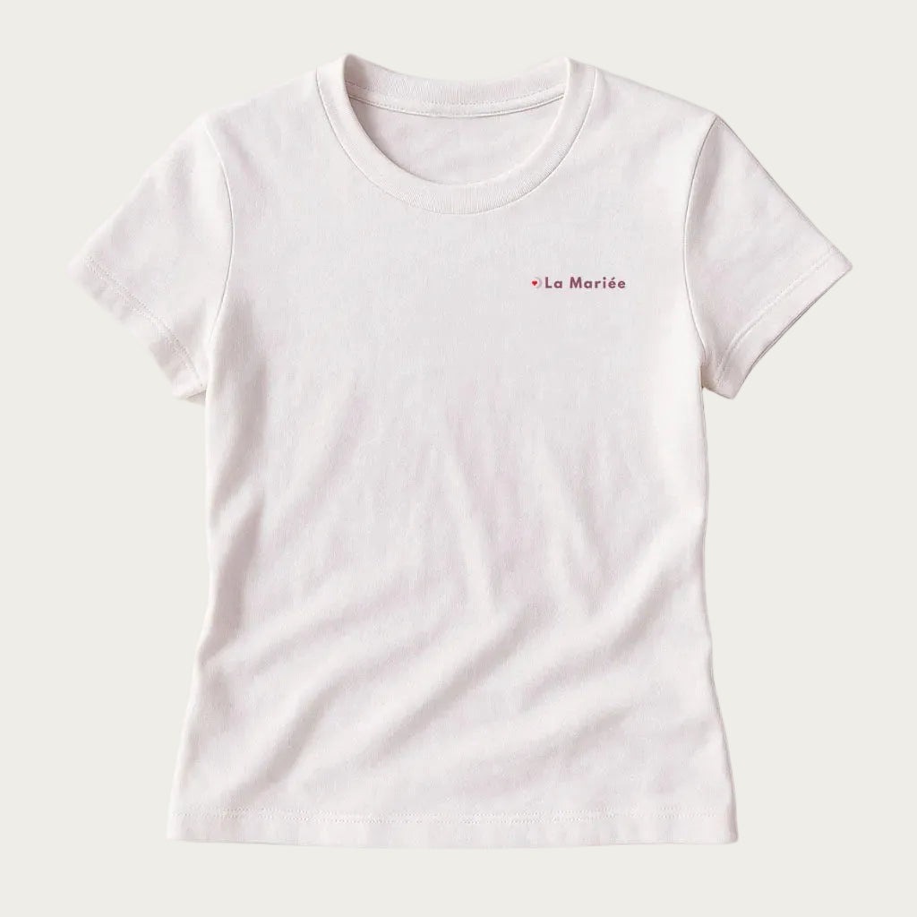 T-shirt blanc EVJF avec inscription ‘La Mariée’, haut confortable et élégant pour la future mariée lors d’un enterrement de vie de jeune fille.