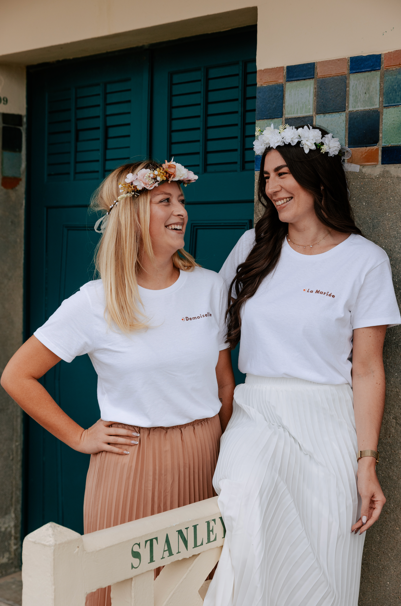 Mariee et demoiselle en tenue EVJF avec t shirt blanc et jupe plissee